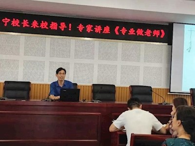 芙蓉出水会有时 且把金针度与人