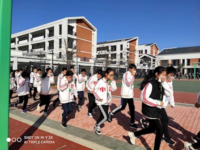 锦荷中学学生“珍爱生命”紧急疏散演练